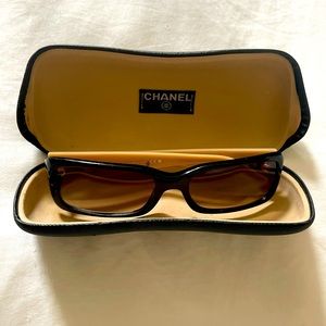 CHANEL sunglasses black trim lens with beige sides